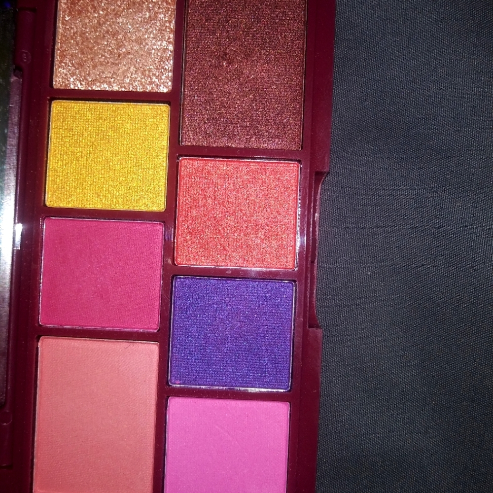 Makeup revolution chocolate cherry mini palette